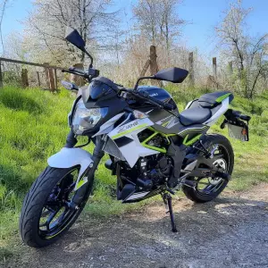 125er-Motorrad der Fahrschule Benz auf einem Feldweg