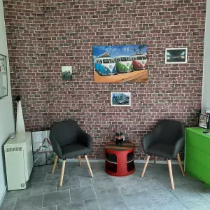 Aufenthaltsbereich der Fahrschule Benz mit Sitzecke