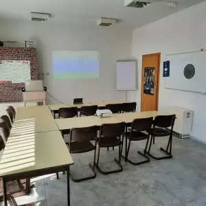 Theorieraum der Fahrschule Benz in Weiterode mit Tischen und Whiteboard