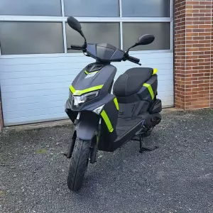 Roller der Fahrschule Benz vor der Garage