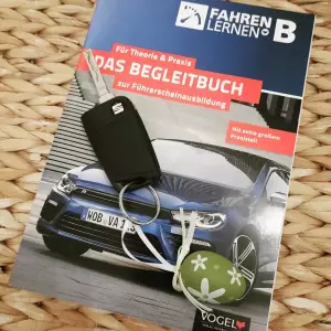 Lehrbuch „Fahren Lernen B" mit Autoschlüssel